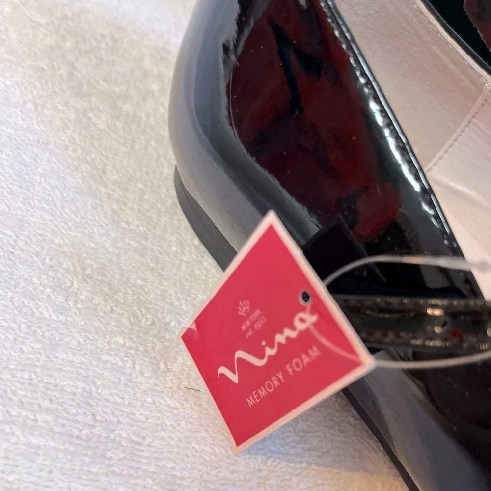 NWT Nina black patent leather Mary Jane’s shoes in size 4